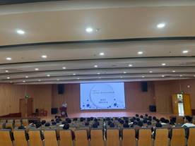 会议室里的人们 中度可信度描述已自动生成